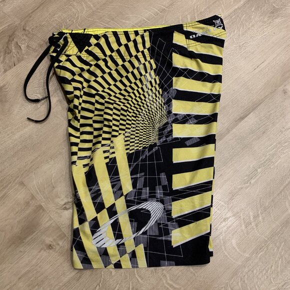 Y2K Oakley Surf Board Shorts Blade Men's Size 33 Yellow Black Ripstop Stretch - Picture 4 of 8